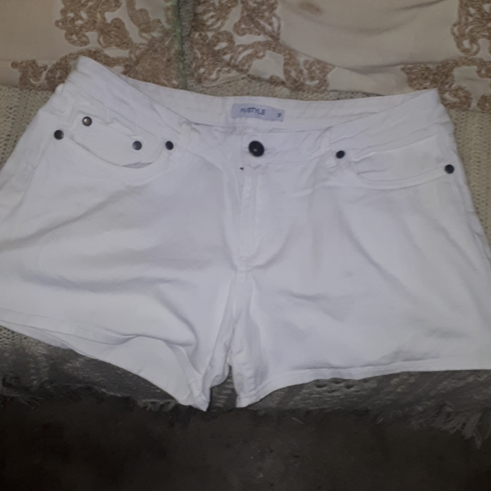 Womans white shorts